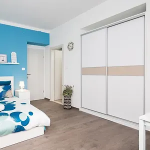 Apartment Dreams, Split